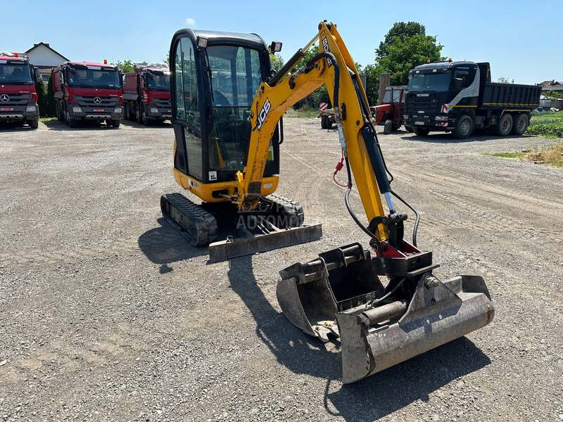 JCB 8018CTS i prikolica