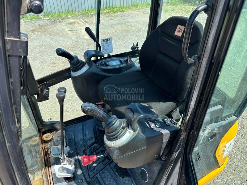 JCB 8018CTS i prikolica