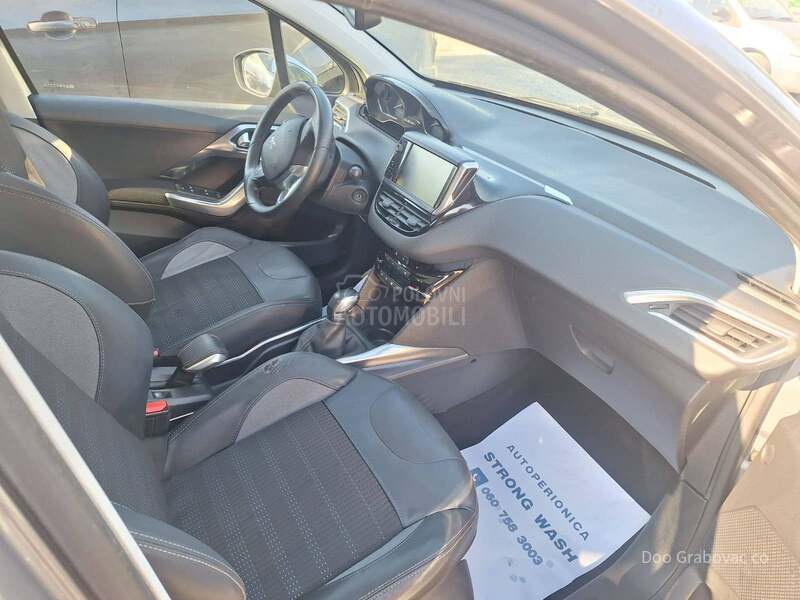 Peugeot 2008 1.2i allure