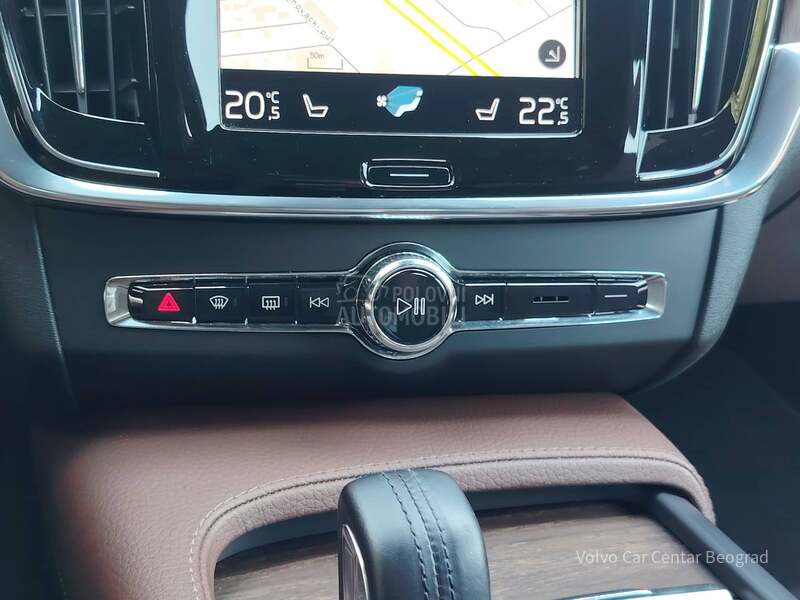 Volvo V90 Cross Country 2.0 B5 MOMENTUM PRO
