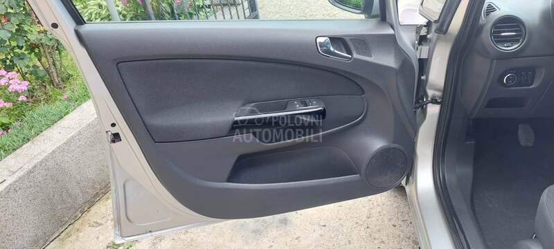 Opel Corsa D 1.2 b  COSMO