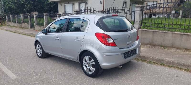 Opel Corsa D 1.2 b  COSMO