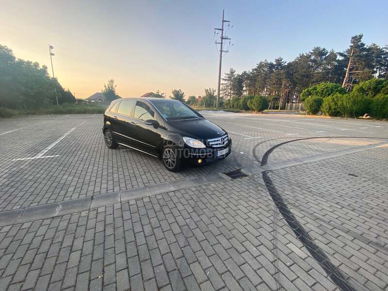 Mercedes Benz B 180 