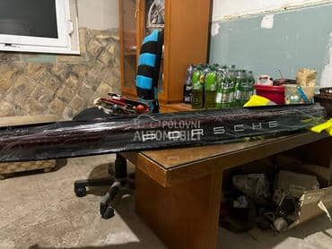 srednja blenda za Porsche Cayenne od 2024. do 2025. god.