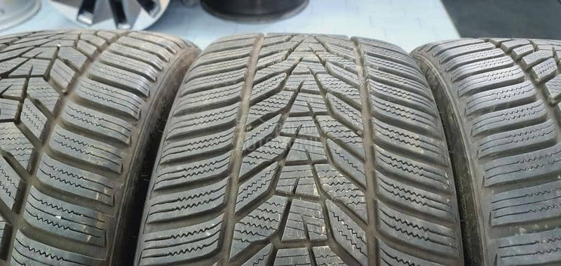 Hankook 225/35 R19 Zimska