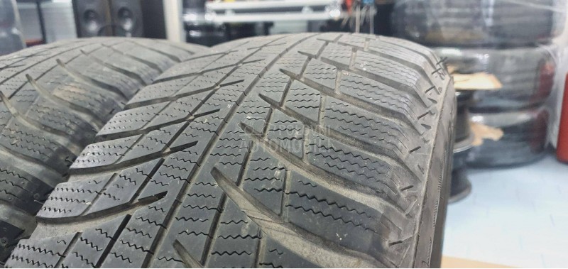 Bridgestone 215/65 R17 Zimska
