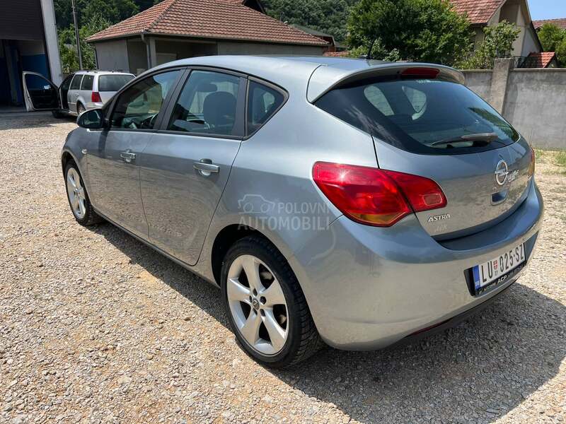 Opel Astra J 