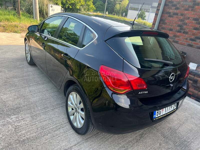 Opel Astra J 1.6 COSMO