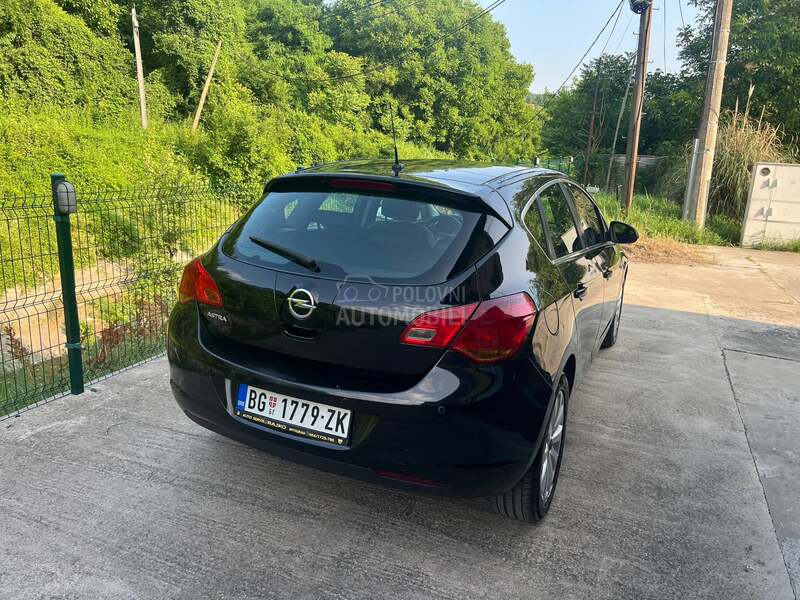 Opel Astra J 1.6 COSMO