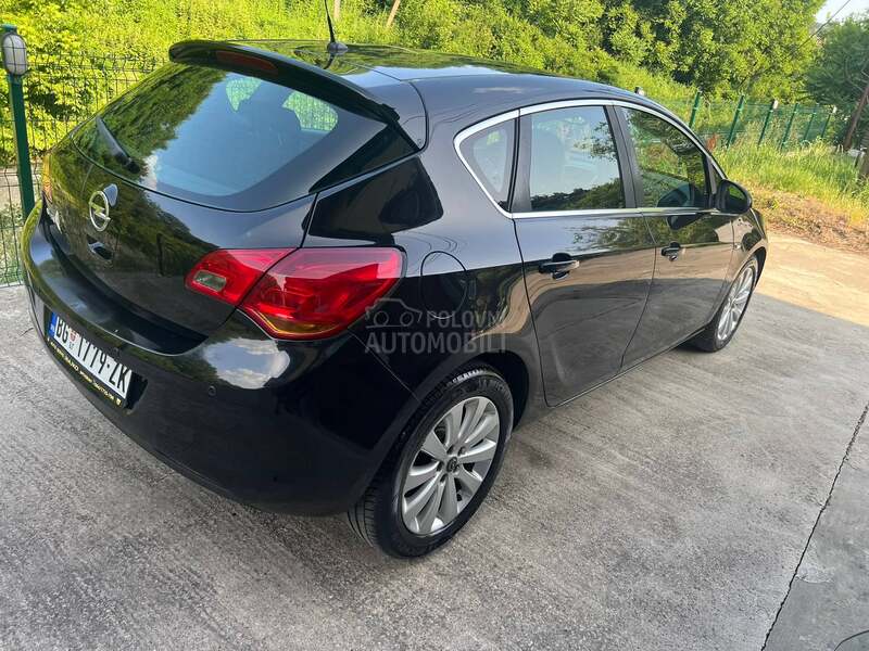 Opel Astra J 1.6 COSMO
