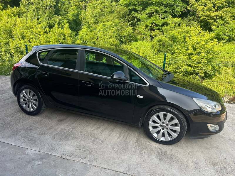 Opel Astra J 1.6 COSMO