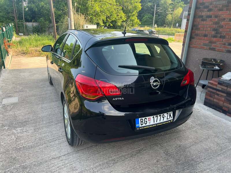 Opel Astra J 1.6 COSMO