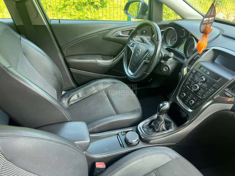 Opel Astra J 1.6 COSMO