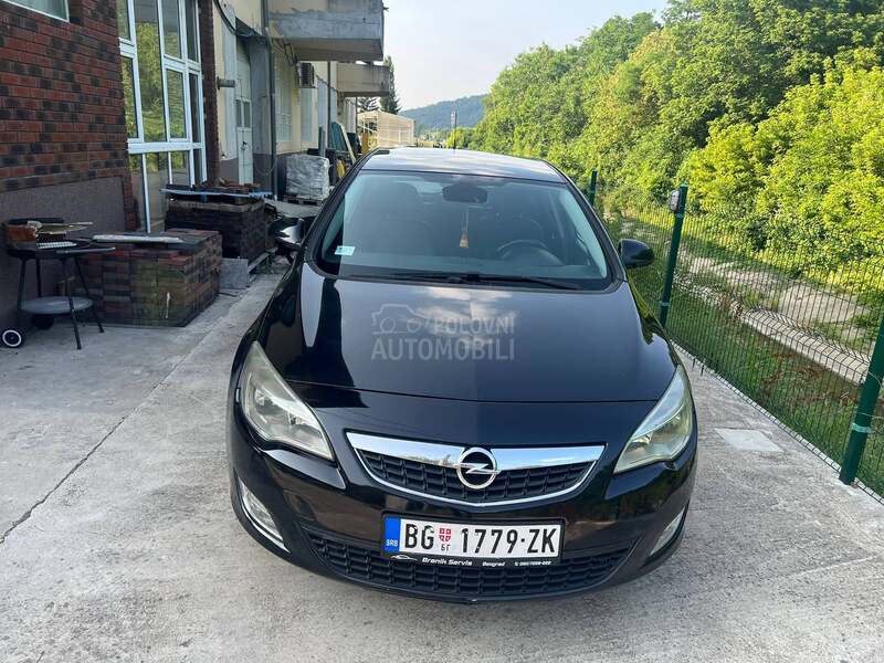 Opel Astra J 1.6 COSMO