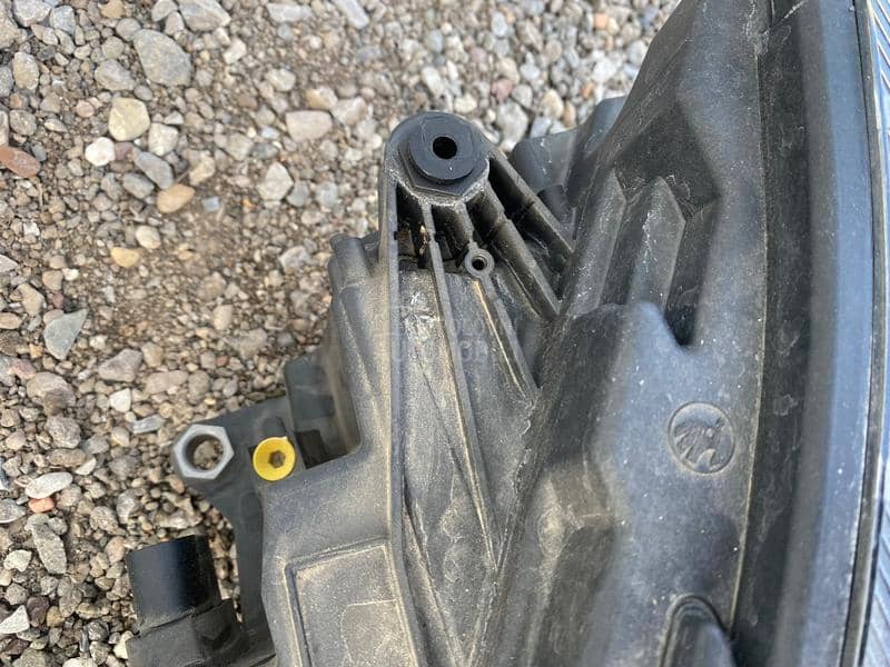 Levi Far Desni Far Farovi