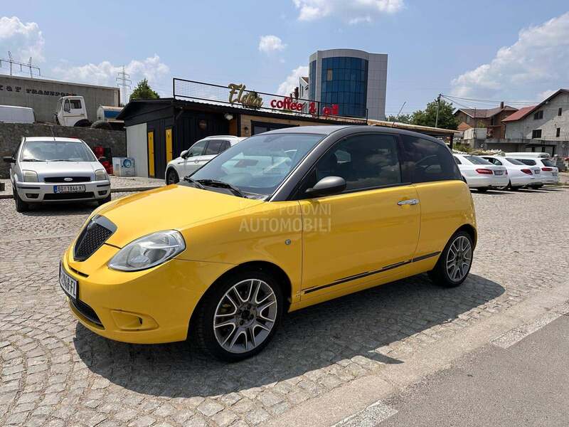 Lancia Ypsilon 1.4 16V Momo Design