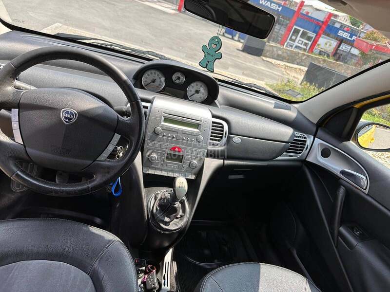 Lancia Ypsilon 1.4 16V Momo Design