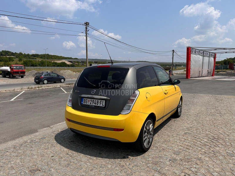 Lancia Ypsilon 1.4 16V Momo Design