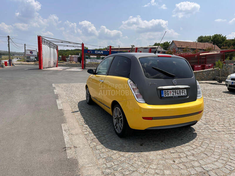 Lancia Ypsilon 1.4 16V Momo Design