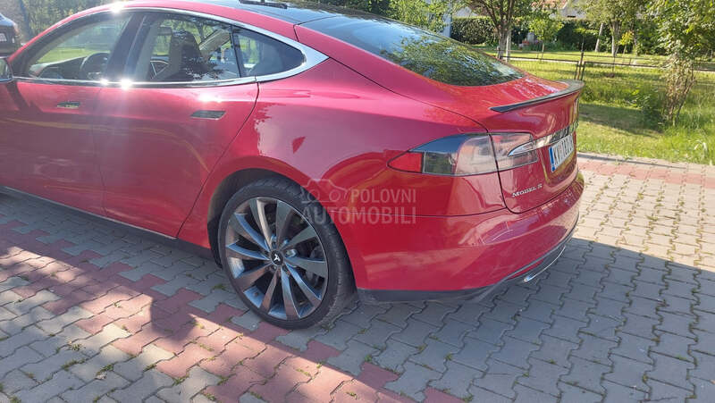 Tesla Model S 85