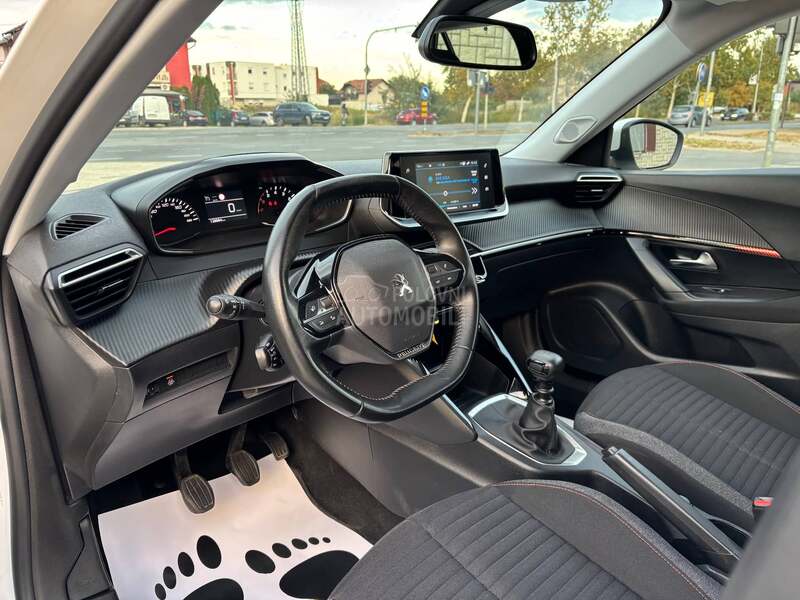 Peugeot 2008 1.2 N A V I G A C