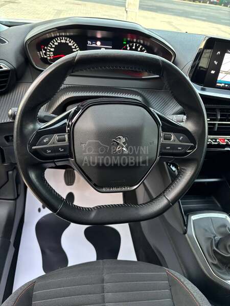 Peugeot 2008 1.2 N A V I G A C