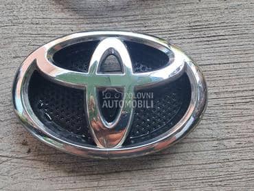 ZNAK U MASKI za Toyota Yaris od 2012. do 2016. god.