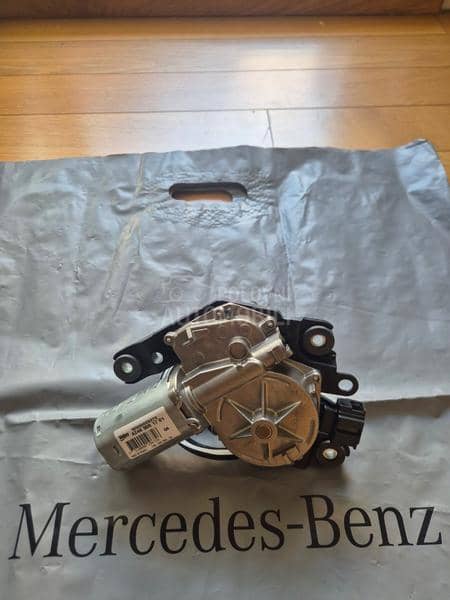 Motor zadnjeg brisača