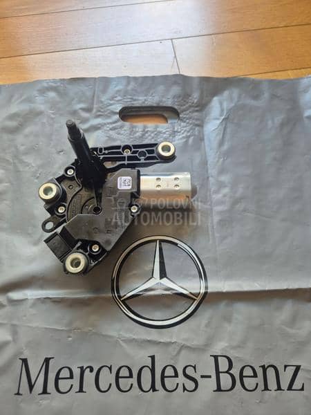 Motor zadnjeg brisača