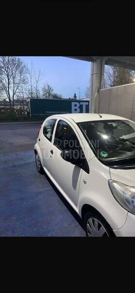 Peugeot 107 1.0b 2008. god. -  kompletan auto u delovima