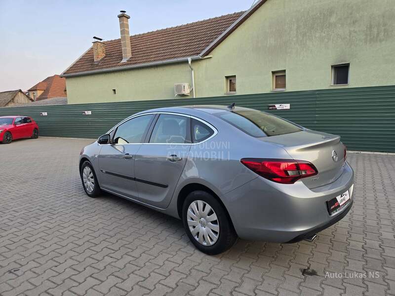 Opel Astra J 1 4 N.A.V.I.