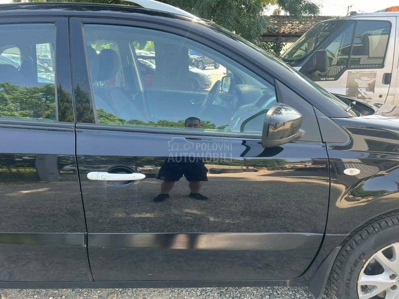 Vrata prednja desna crna NV676