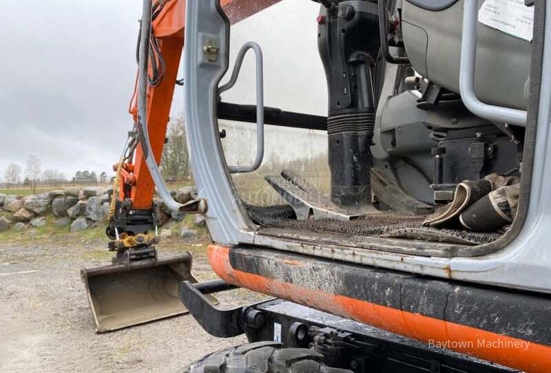Hitachi EX 135W