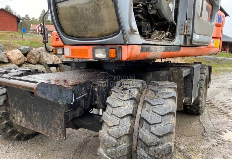 Hitachi EX 135W