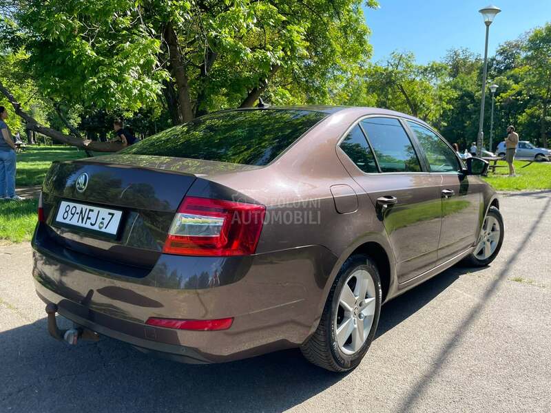 Škoda Octavia 1.6tdi kož nawi senz