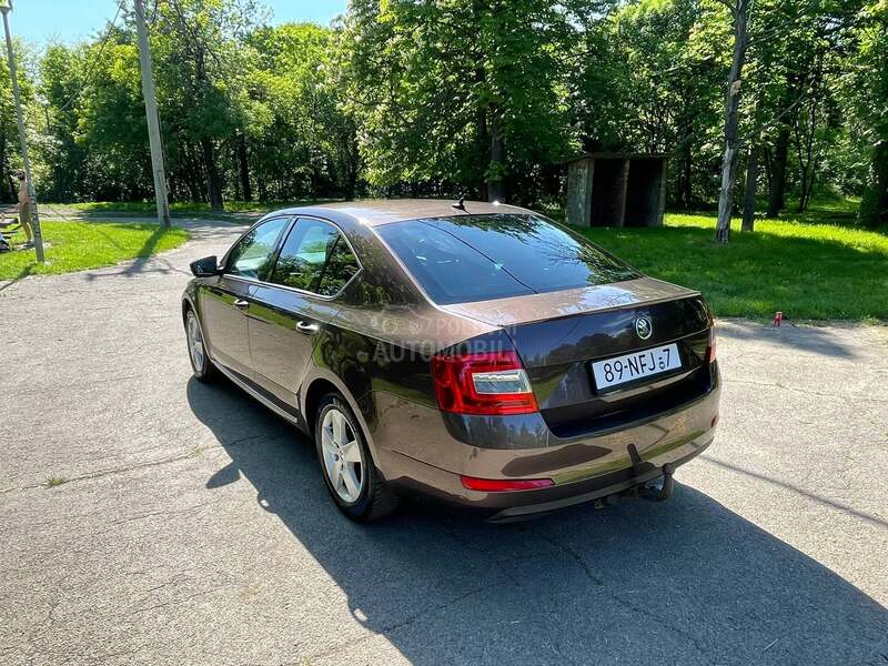 Škoda Octavia 1.6tdi kož nawi senz