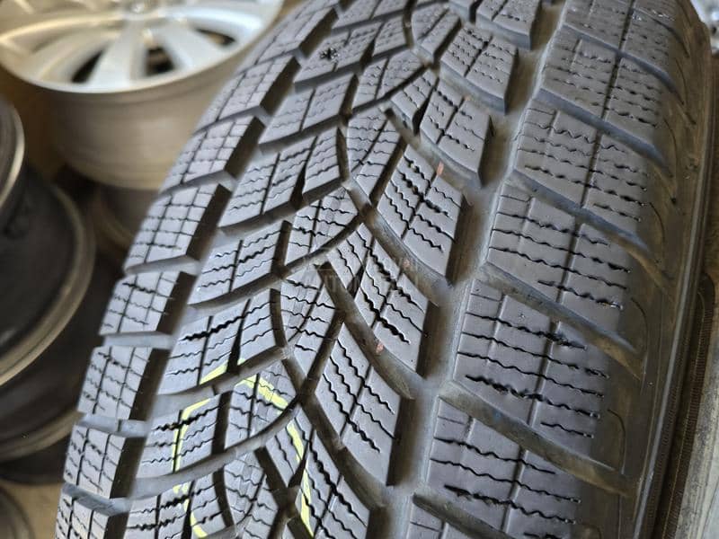 Goodyear 215/65 R17 Zimska