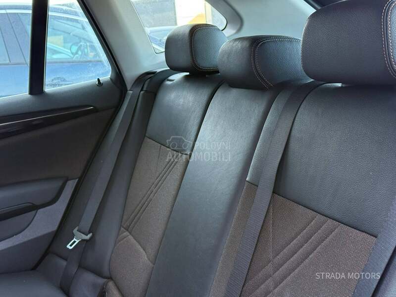 BMW X1 18d/NAVY/Luxury