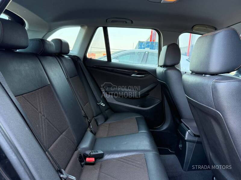 BMW X1 18d/NAVY/Luxury