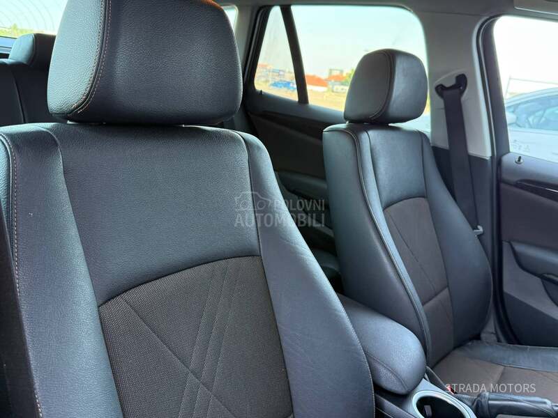 BMW X1 18d/NAVY/Luxury