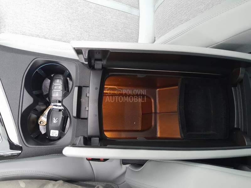 Peugeot 3008 ULTIMATE RED-WHITE