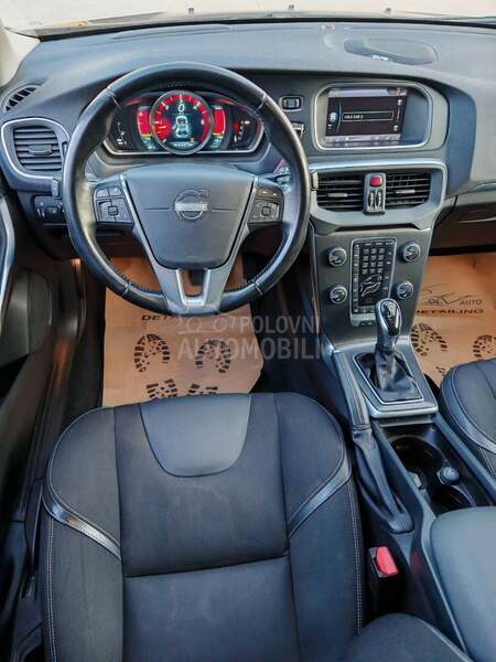Volvo V40 MOMENTUM CH