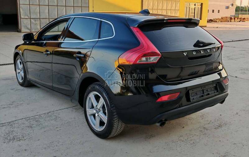 Volvo V40 MOMENTUM CH