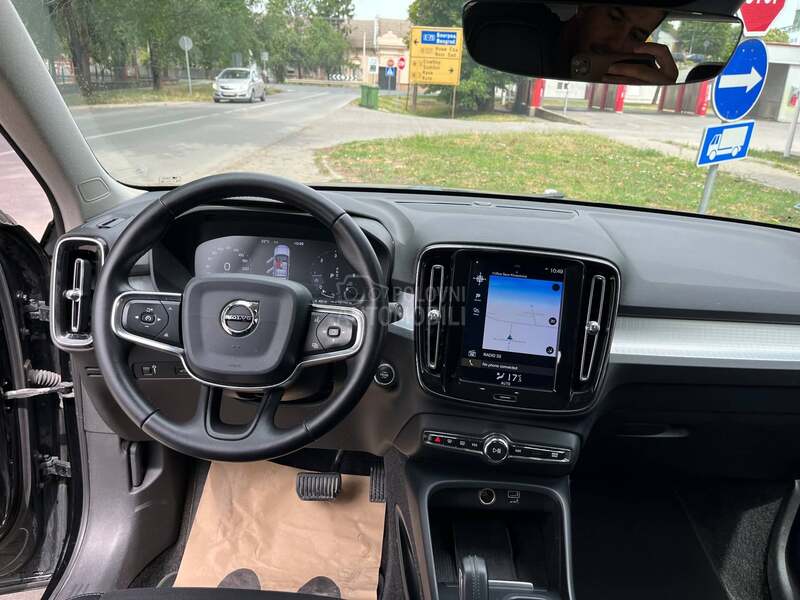 Volvo XC40 MOMENTUM PRO