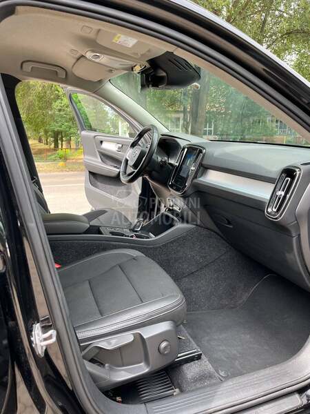 Volvo XC40 MOMENTUM PRO