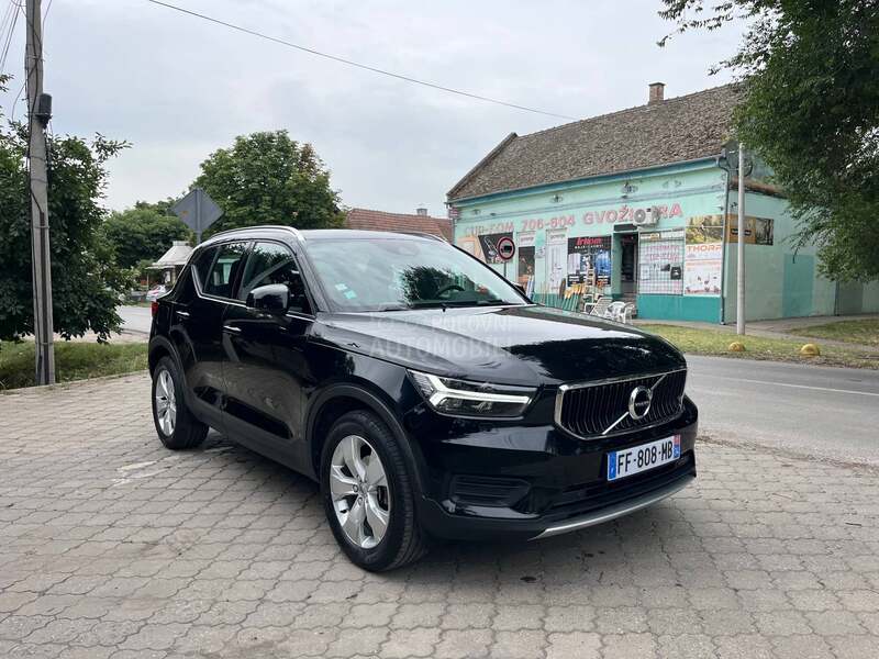 Volvo XC40 MOMENTUM PRO