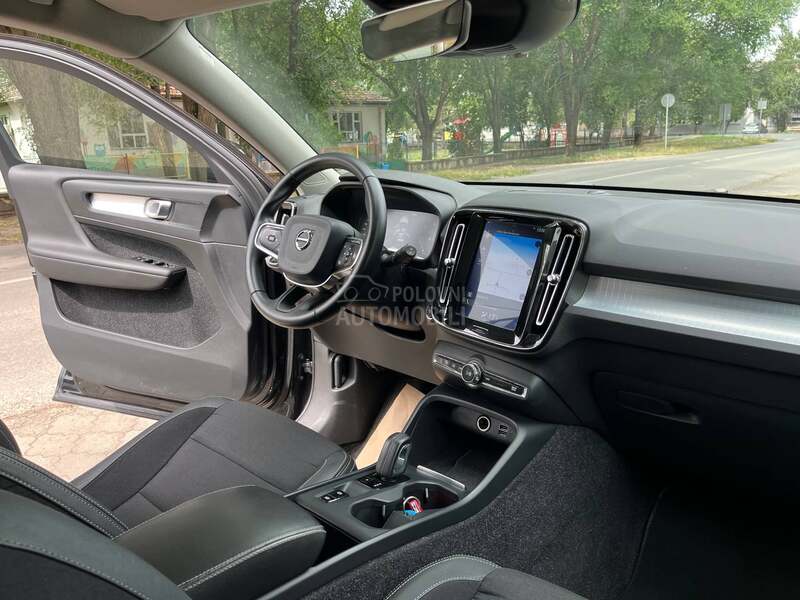 Volvo XC40 MOMENTUM PRO