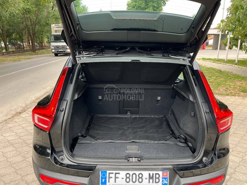 Volvo XC40 MOMENTUM PRO