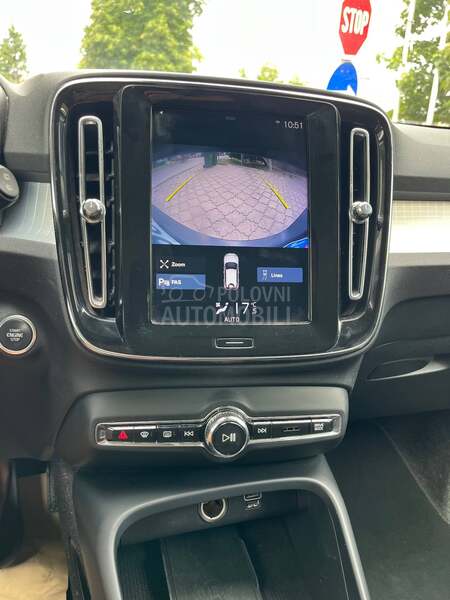 Volvo XC40 MOMENTUM PRO