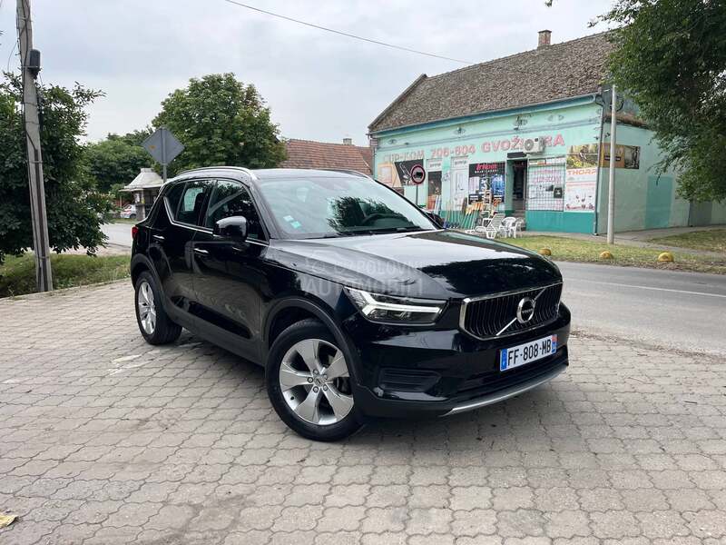 Volvo XC40 MOMENTUM PRO